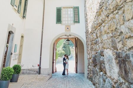 Ziviles Brautpaar unter dem Schlosstorbogen